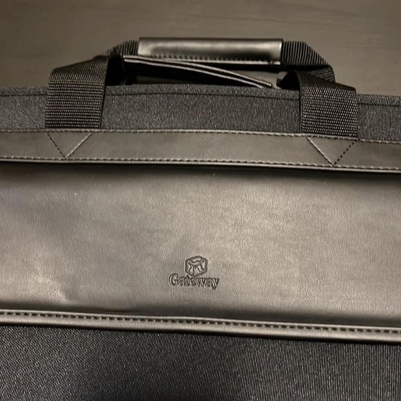 NWT black computer case with hand and shoulder straps - Picture 6 of 10